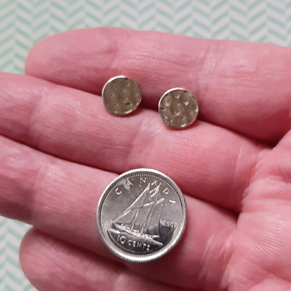 Hammered gold tone stud earrings, 6mm - Picture 2 of 4